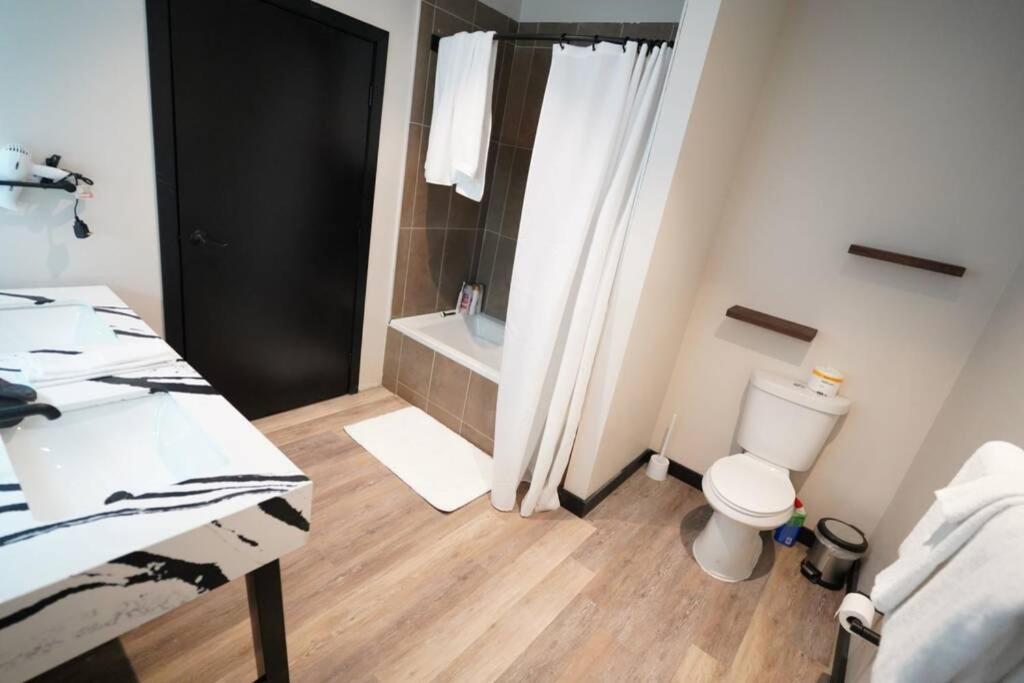 3E *New* Huge! Spacious 3 Bedroom In Oakland That Sleeps 12! Pittsburgh Exterior photo
