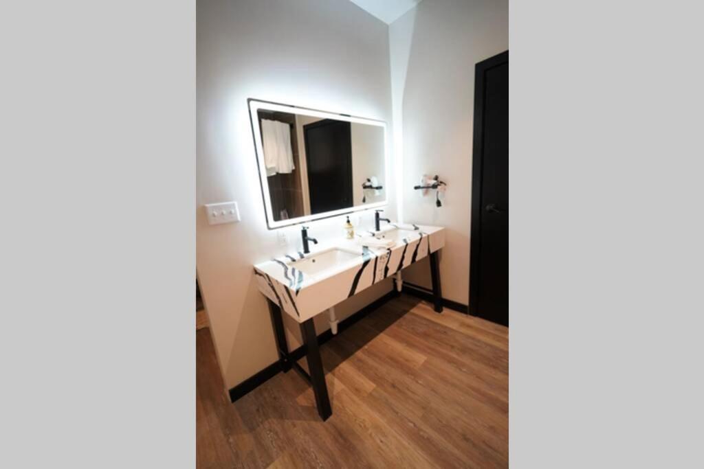 3E *New* Huge! Spacious 3 Bedroom In Oakland That Sleeps 12! Pittsburgh Exterior photo